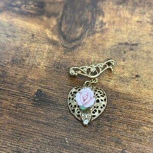 1928 Gold Filigree Heart Brooch with Pink Rose